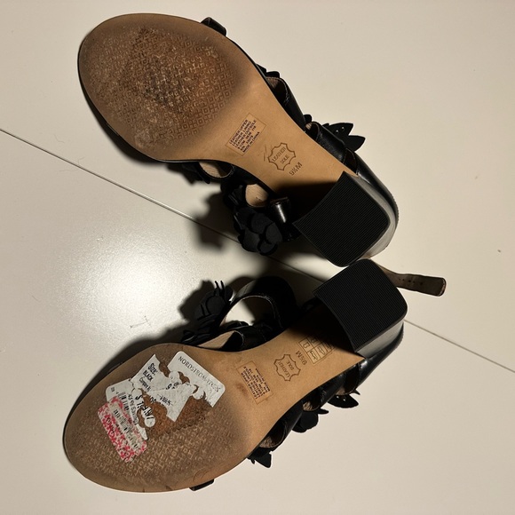 Flower Strap Tory Burch Heels. - Picture 5 of 5